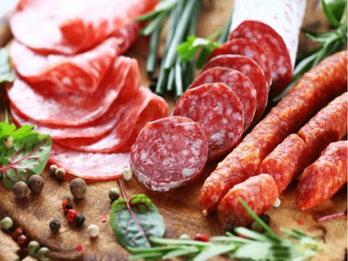 灌香腸用前腿肉還是后腿肉？都不對(duì)！香腸老板教你選對(duì)肉，不膩且香如鐘表般精準(zhǔn)